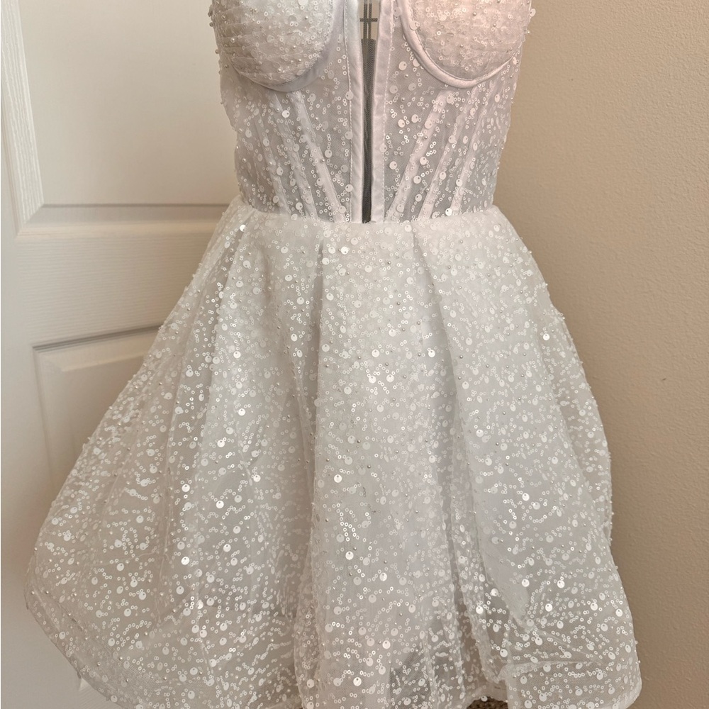 White dress with sparkles and beading - Picture 4 of 10
